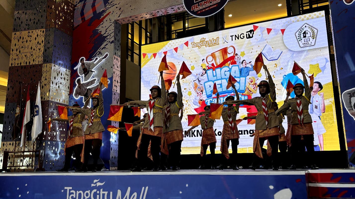 Anggota pramuka menampilkan gerakan semaphore dengan bendera merah kuning di panggung acara Tangcity Mall.