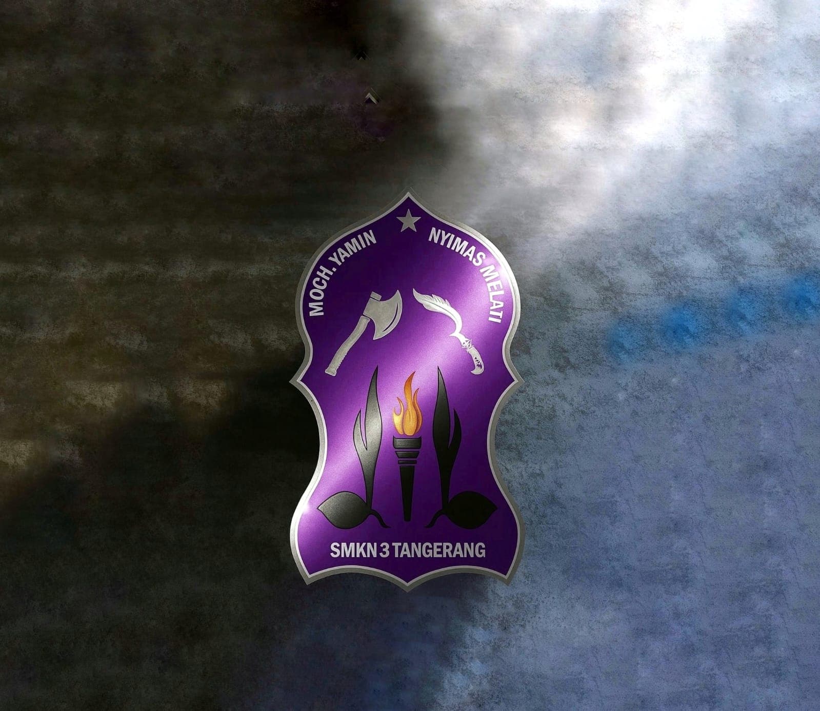 Logo ungu SMKN 3 Tangerang menampilkan kapak, celurit, obor, Moch. Yamin, dan Nyimas Melati.