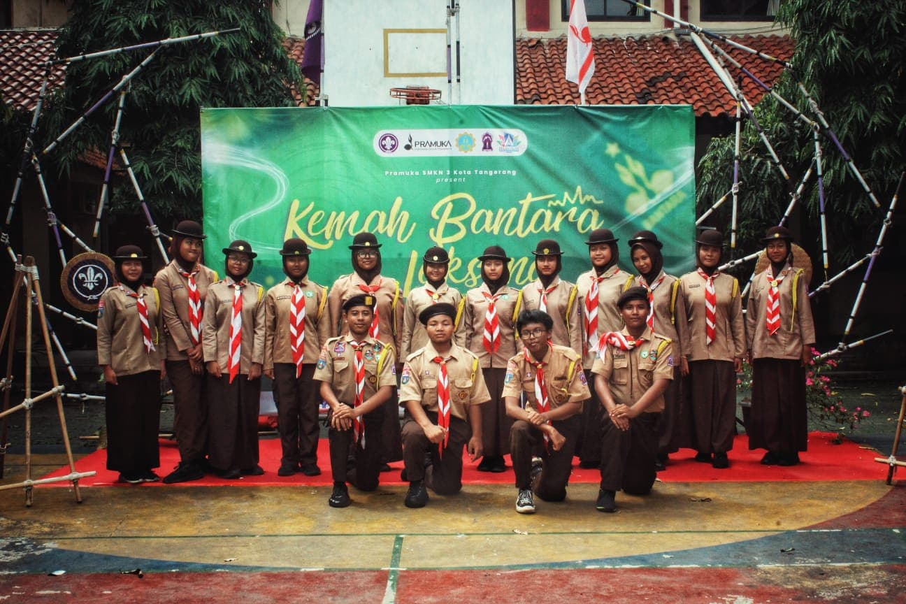 Sekelompok anggota Pramuka SMKN 3 Kota Tangerang berpose di depan spanduk Kemah Bantara Laksana.